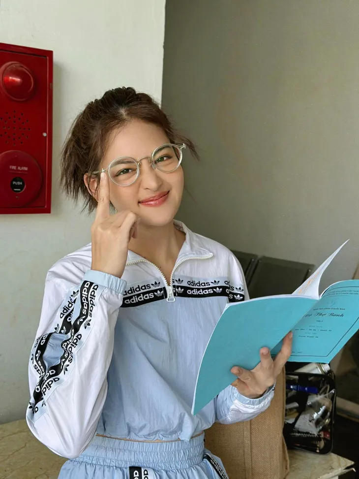 Phim trường tuần qua: NSƯT gạo cội Ngọc Thoa tái ngộ khán giả - Ảnh 10. Phim trường tuần qua: NSƯT gạo cội Ngọc Thoa tái ngộ khán giả - Ảnh 10.