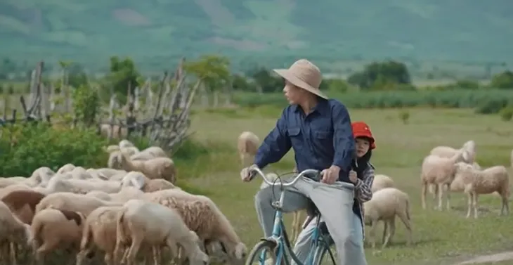 Mẹ rơm - Tập 15: Thấy con gái lớn lên thông minh, xinh xắn, Hào chỉ biết ngắm nhìn từ xa - Ảnh 5. Mẹ rơm - Tập 15: Thấy con gái lớn lên thông minh, xinh xắn, Hào chỉ biết ngắm nhìn từ xa - Ảnh 5.