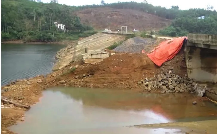 Đập thủy lợi tiền tỷ thi công dang dở gây khó khăn cho người dân - Ảnh 1. Đập thủy lợi tiền tỷ thi công dang dở gây khó khăn cho người dân - Ảnh 1.