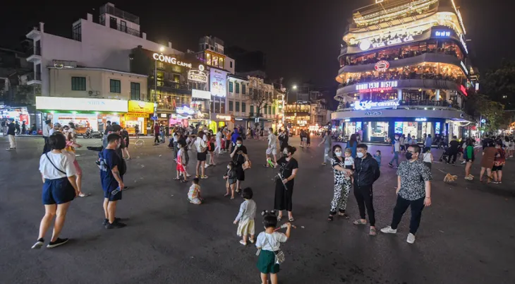 Để phố đi bộ trở thành “thương hiệu văn hóa” Thủ đô - Ảnh 1. Để phố đi bộ trở thành “thương hiệu văn hóa” Thủ đô - Ảnh 1.