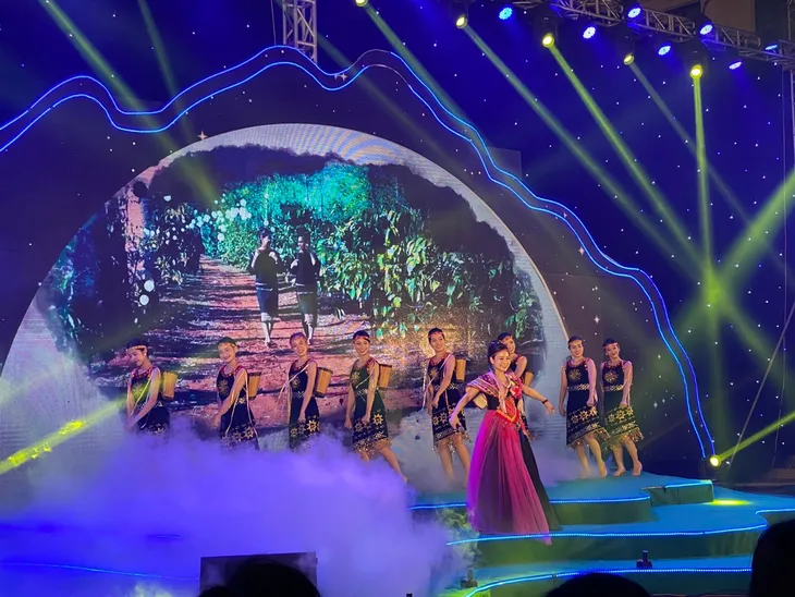 Hoa hậu H’Hen Niê truyền cảm hứng về phụ nữ và trẻ em dân tộc thiểu số - Ảnh 19. Hoa hậu H’Hen Niê truyền cảm hứng về phụ nữ và trẻ em dân tộc thiểu số - Ảnh 19.