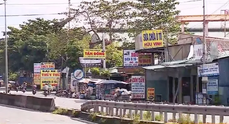 Bất cập biển báo giao thông trên QL1A qua Tiền Giang - Ảnh 2.
