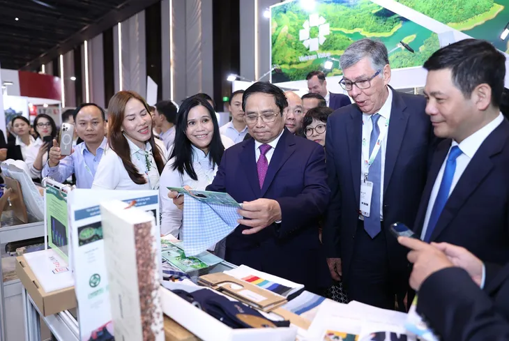 Thủ tướng: Đầu tư vào Việt Nam không chỉ vì lợi ích kinh tế, mà còn vì phát triển con người - Ảnh 3. Thủ tướng: Đầu tư vào Việt Nam không chỉ vì lợi ích kinh tế, mà còn vì phát triển con người - Ảnh 3.