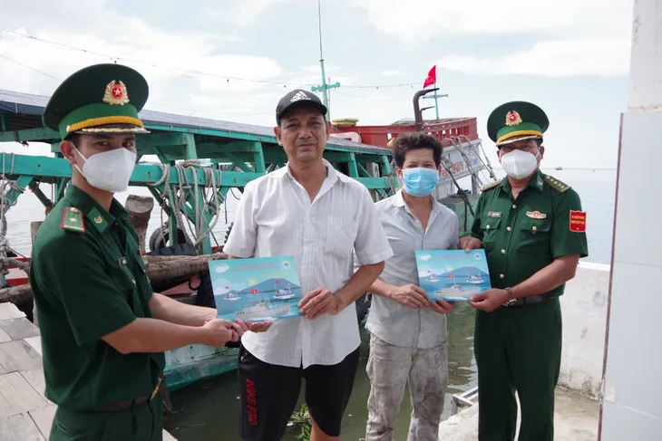 Biên phòng Cà Mau đẩy mạnh tuyên truyền phổ biến, giáo dục pháp luật - Ảnh 1. Biên phòng Cà Mau đẩy mạnh tuyên truyền phổ biến, giáo dục pháp luật - Ảnh 1.