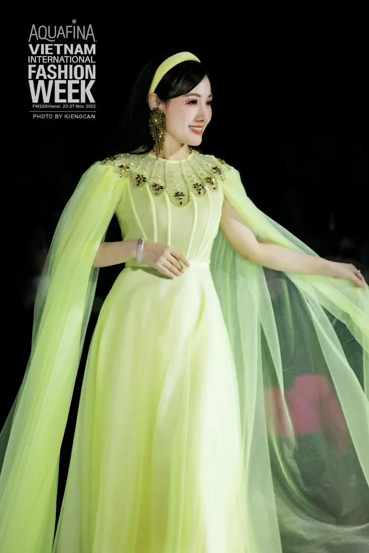 BTV Hoài Anh hóa nàng thơ trên sàn catwalk - Ảnh 2. BTV Hoài Anh hóa nàng thơ trên sàn catwalk - Ảnh 2.