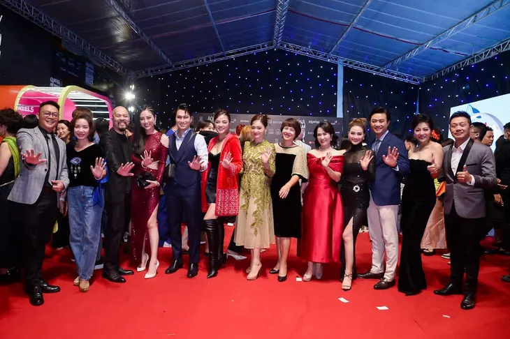 MC, BTV nổi tiếng không hẹn mà gặp tại Tuần lễ thời trang Quốc tế Việt Nam 2022 - Ảnh 7. MC, BTV nổi tiếng không hẹn mà gặp tại Tuần lễ thời trang Quốc tế Việt Nam 2022 - Ảnh 7.