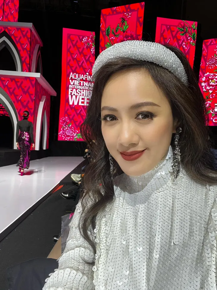 BTV Hoài Anh hóa nàng thơ trên sàn catwalk - Ảnh 10. BTV Hoài Anh hóa nàng thơ trên sàn catwalk - Ảnh 10.
