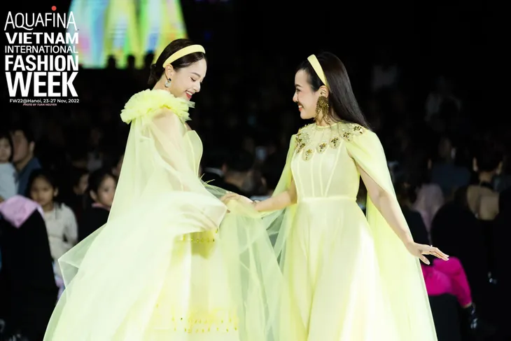BTV Hoài Anh hóa nàng thơ trên sàn catwalk - Ảnh 3. BTV Hoài Anh hóa nàng thơ trên sàn catwalk - Ảnh 3.