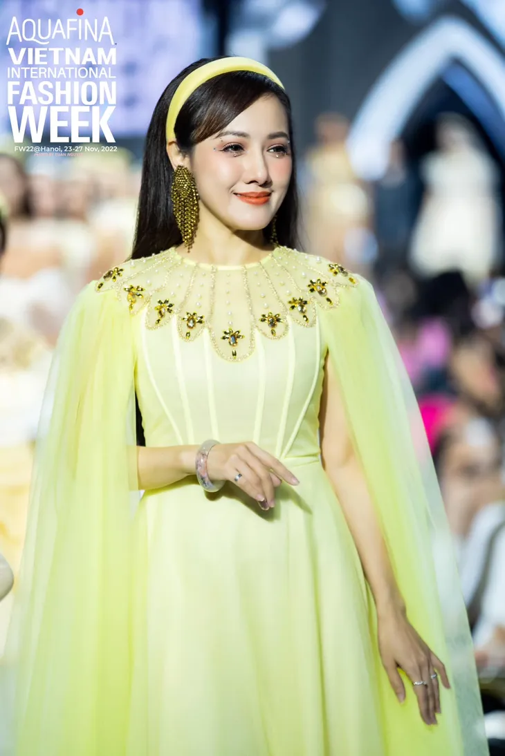 BTV Hoài Anh hóa nàng thơ trên sàn catwalk - Ảnh 6. BTV Hoài Anh hóa nàng thơ trên sàn catwalk - Ảnh 6.