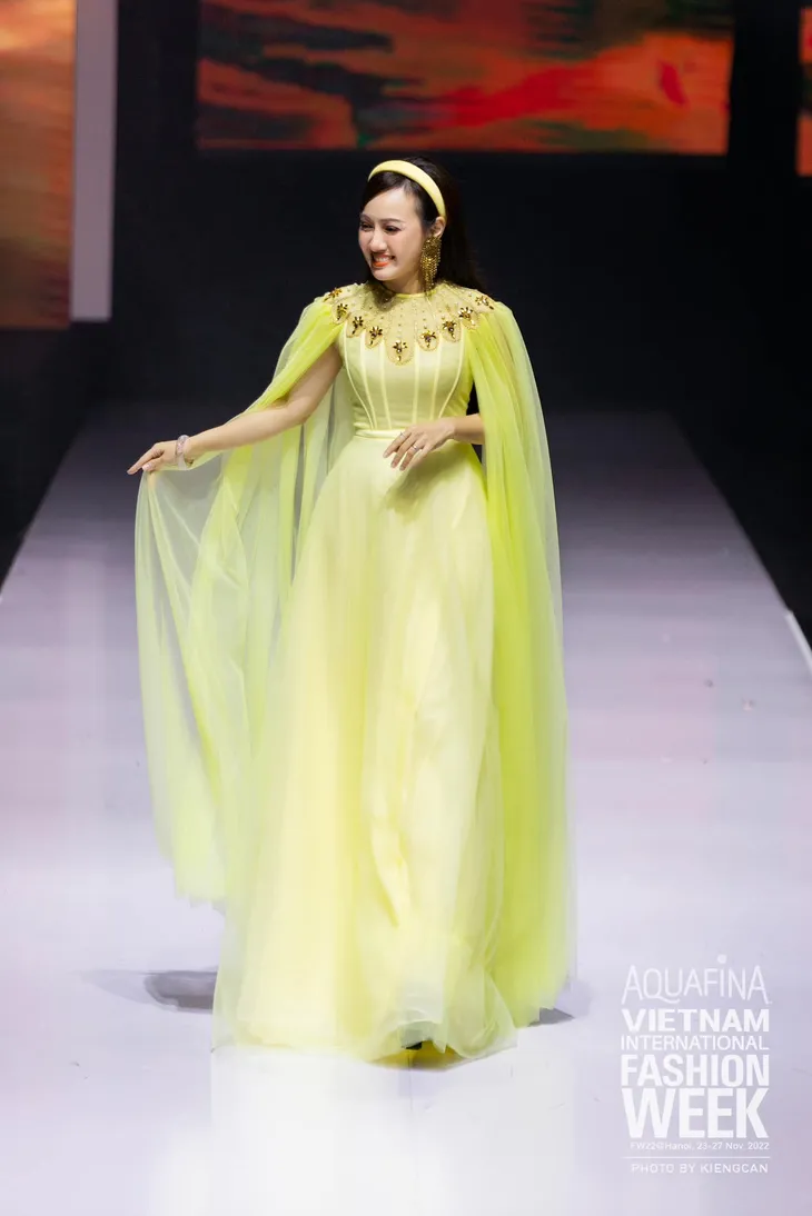 BTV Hoài Anh hóa nàng thơ trên sàn catwalk - Ảnh 8. BTV Hoài Anh hóa nàng thơ trên sàn catwalk - Ảnh 8.