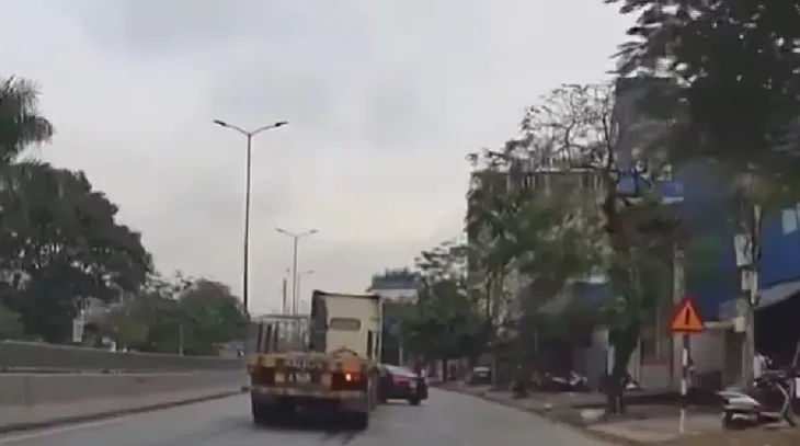 Xe đầu kéo lấn làn, đâm ô tô con xoay ngang - Ảnh 2.