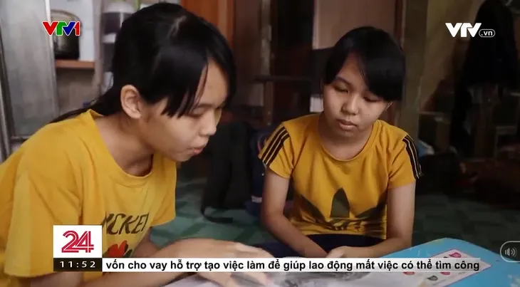 Cặp lá yêu thương: Người cha tất bật chạy xe ôm nuôi 3 con ăn học - Ảnh 3. Cặp lá yêu thương: Người cha tất bật chạy xe ôm nuôi 3 con ăn học - Ảnh 3.