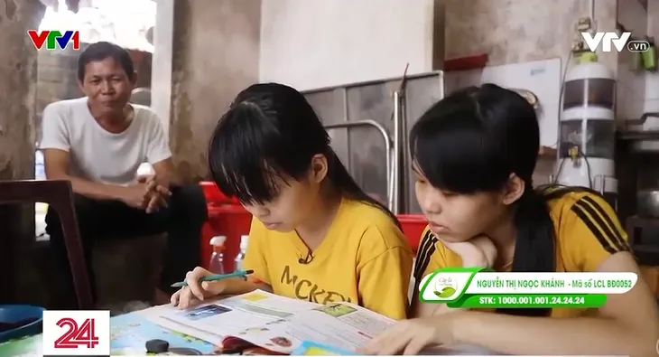 Cặp lá yêu thương: Người cha tất bật chạy xe ôm nuôi 3 con ăn học - Ảnh 1. Cặp lá yêu thương: Người cha tất bật chạy xe ôm nuôi 3 con ăn học - Ảnh 1.