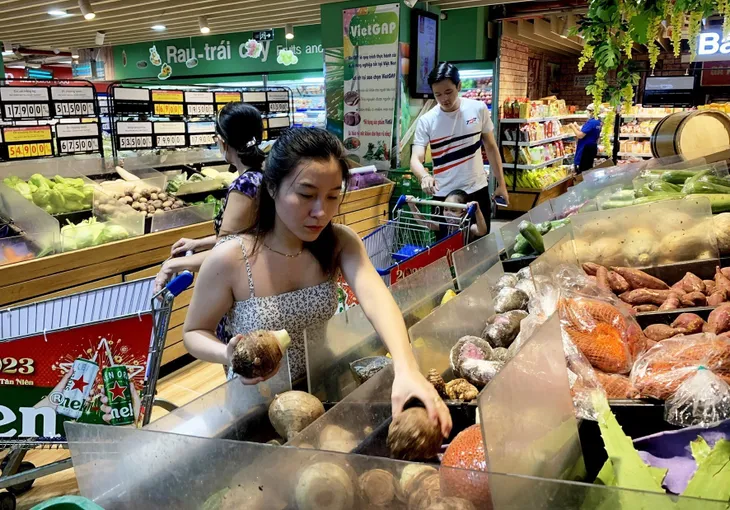 Chỉ số giá tiêu dùng được kiềm chế và kiểm soát tốt - Ảnh 1. Chỉ số giá tiêu dùng được kiềm chế và kiểm soát tốt - Ảnh 1.