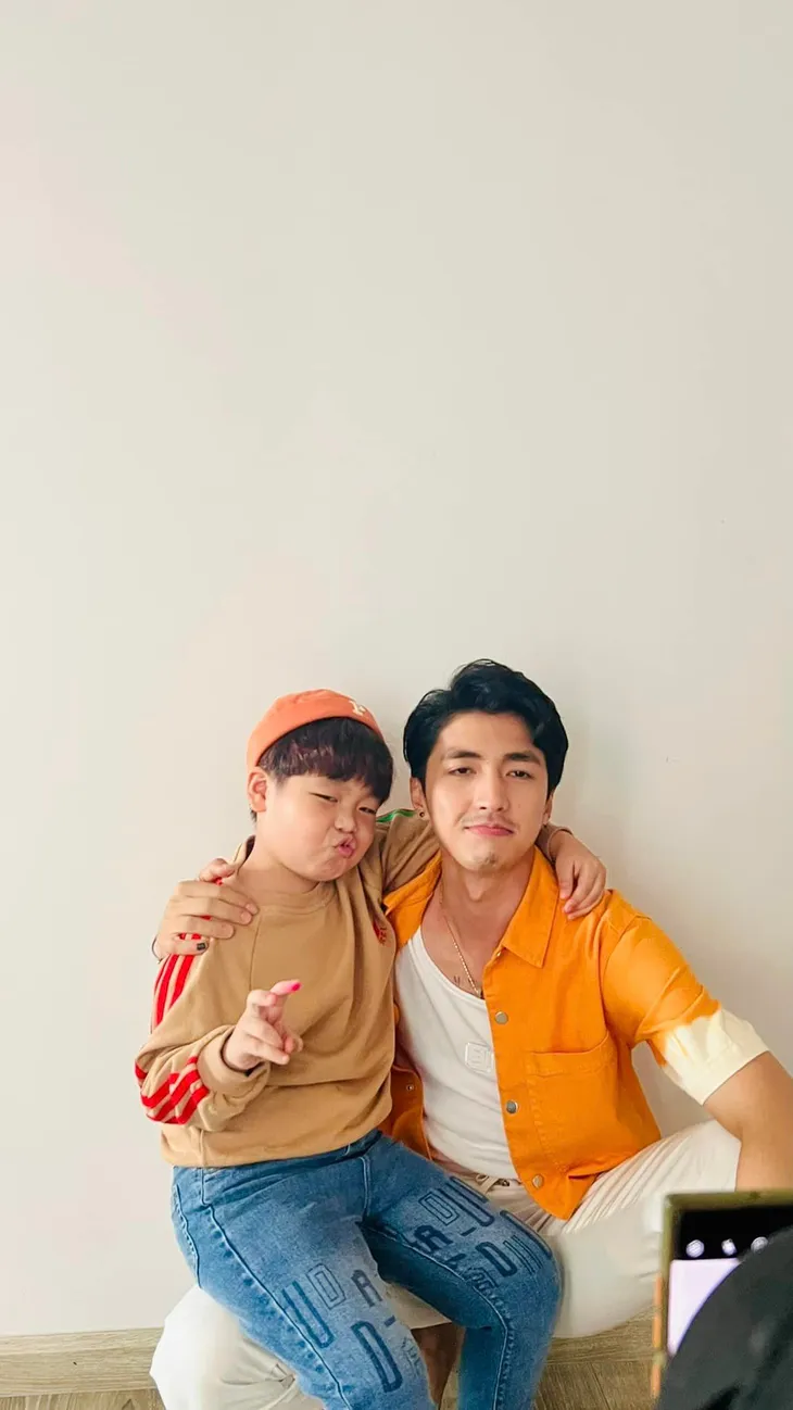 Bé So Tuấn Phong nhí nhố đáng yêu bên bố Bình An - Ảnh 1. Bé So Tuấn Phong nhí nhố đáng yêu bên bố Bình An - Ảnh 1.