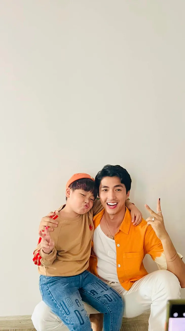 Bé So Tuấn Phong nhí nhố đáng yêu bên bố Bình An - Ảnh 2. Bé So Tuấn Phong nhí nhố đáng yêu bên bố Bình An - Ảnh 2.