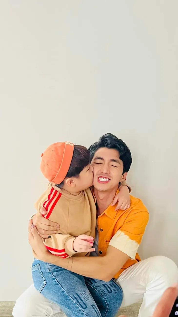 Bé So Tuấn Phong nhí nhố đáng yêu bên bố Bình An - Ảnh 3. Bé So Tuấn Phong nhí nhố đáng yêu bên bố Bình An - Ảnh 3.