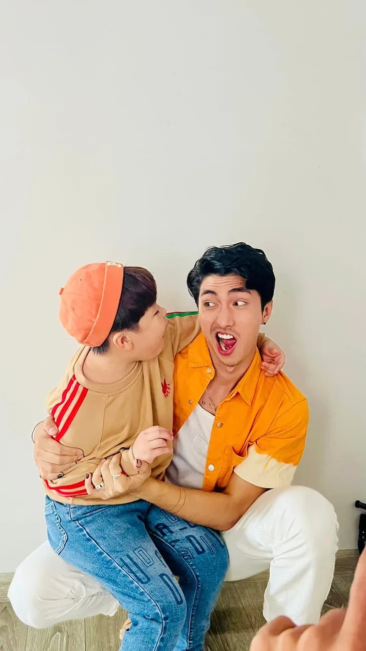 Bé So Tuấn Phong nhí nhố đáng yêu bên bố Bình An - Ảnh 4. Bé So Tuấn Phong nhí nhố đáng yêu bên bố Bình An - Ảnh 4.