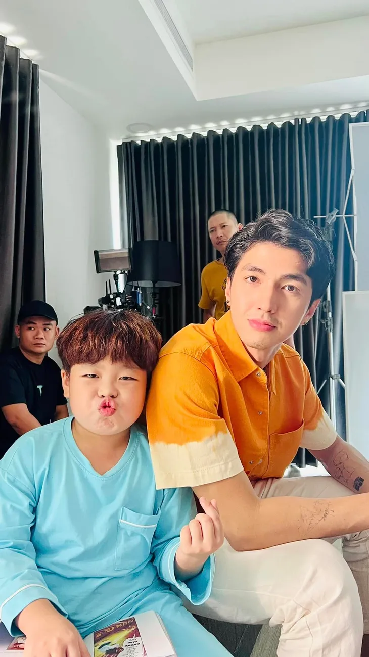Bé So Tuấn Phong nhí nhố đáng yêu bên bố Bình An - Ảnh 5. Bé So Tuấn Phong nhí nhố đáng yêu bên bố Bình An - Ảnh 5.