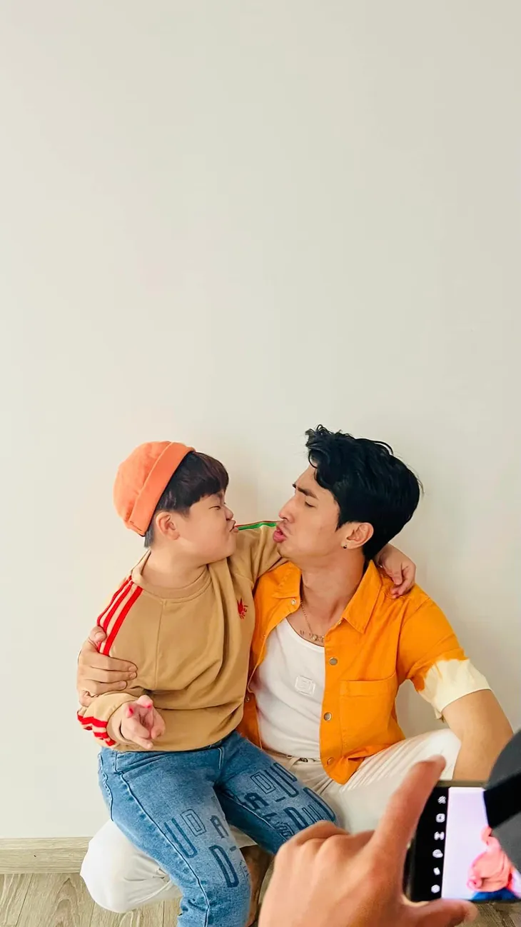 Bé So Tuấn Phong nhí nhố đáng yêu bên bố Bình An - Ảnh 7. Bé So Tuấn Phong nhí nhố đáng yêu bên bố Bình An - Ảnh 7.