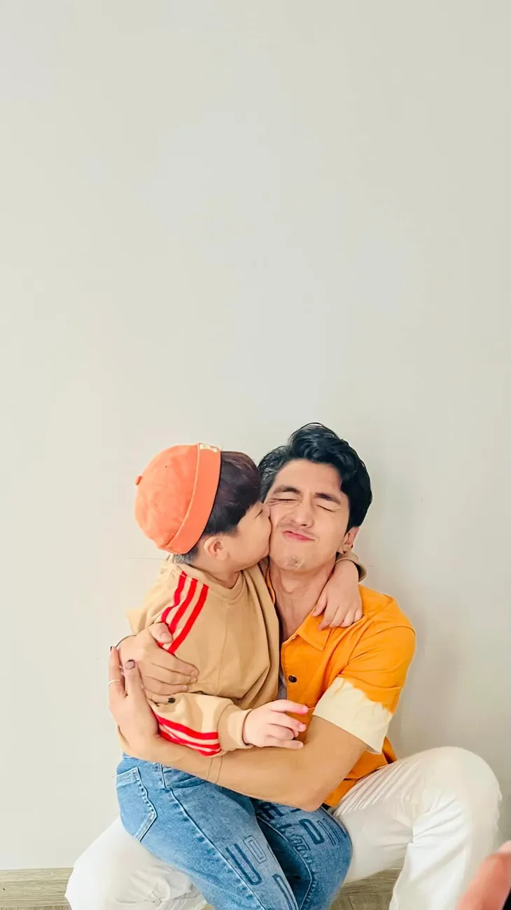 Bé So Tuấn Phong nhí nhố đáng yêu bên bố Bình An - Ảnh 8. Bé So Tuấn Phong nhí nhố đáng yêu bên bố Bình An - Ảnh 8.