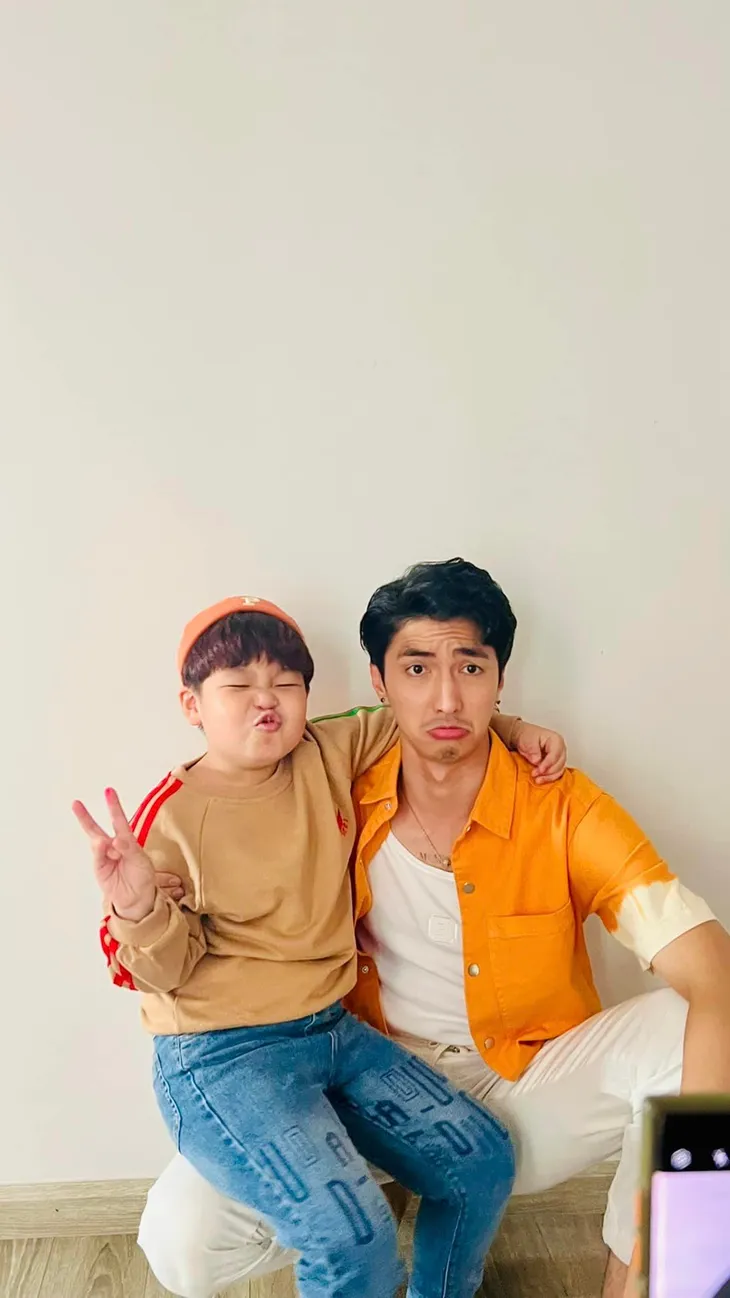 Bé So Tuấn Phong nhí nhố đáng yêu bên bố Bình An - Ảnh 9. Bé So Tuấn Phong nhí nhố đáng yêu bên bố Bình An - Ảnh 9.