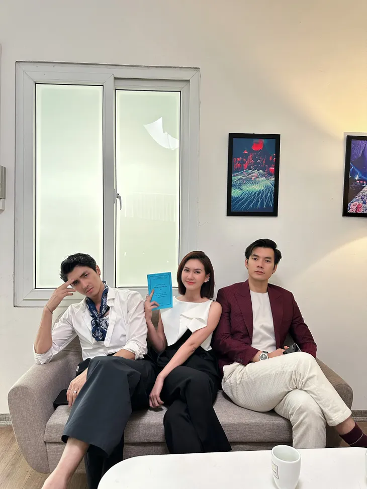 Hậu chia tay Đình Tú, Hương Giang khoe đóng phim với trai đẹp - Ảnh 1. Hậu chia tay Đình Tú, Hương Giang khoe đóng phim với trai đẹp - Ảnh 1.