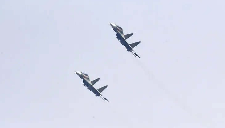 Tiêm kích Su-30MK2 trình diễn thả bẫy mồi nhiệt trên bầu trời Hà Nội - Ảnh 1. Tiêm kích Su-30MK2 trình diễn thả bẫy mồi nhiệt trên bầu trời Hà Nội - Ảnh 1.
