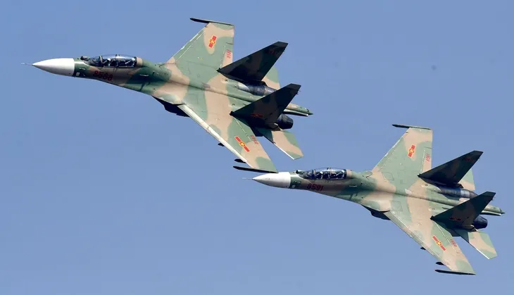 Tiêm kích Su-30MK2 trình diễn thả bẫy mồi nhiệt trên bầu trời Hà Nội - Ảnh 3. Tiêm kích Su-30MK2 trình diễn thả bẫy mồi nhiệt trên bầu trời Hà Nội - Ảnh 3.