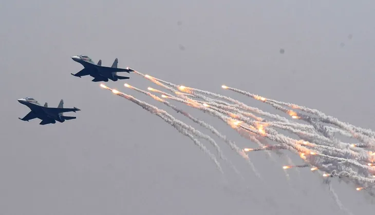 Tiêm kích Su-30MK2 trình diễn thả bẫy mồi nhiệt trên bầu trời Hà Nội - Ảnh 4. Tiêm kích Su-30MK2 trình diễn thả bẫy mồi nhiệt trên bầu trời Hà Nội - Ảnh 4.