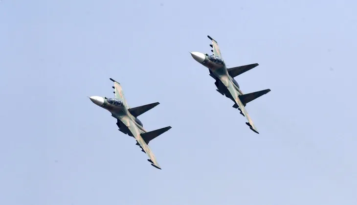 Tiêm kích Su-30MK2 trình diễn thả bẫy mồi nhiệt trên bầu trời Hà Nội - Ảnh 5. Tiêm kích Su-30MK2 trình diễn thả bẫy mồi nhiệt trên bầu trời Hà Nội - Ảnh 5.