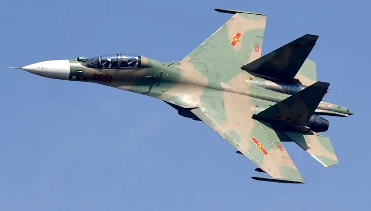 Tiêm kích Su-30MK2 trình diễn thả bẫy mồi nhiệt trên bầu trời Hà Nội - Ảnh 6. Tiêm kích Su-30MK2 trình diễn thả bẫy mồi nhiệt trên bầu trời Hà Nội - Ảnh 6.