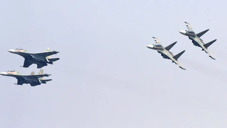 Tiêm kích Su-30MK2 trình diễn thả bẫy mồi nhiệt trên bầu trời Hà Nội - Ảnh 7. Tiêm kích Su-30MK2 trình diễn thả bẫy mồi nhiệt trên bầu trời Hà Nội - Ảnh 7.