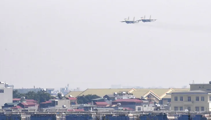 Tiêm kích Su-30MK2 trình diễn thả bẫy mồi nhiệt trên bầu trời Hà Nội - Ảnh 8. Tiêm kích Su-30MK2 trình diễn thả bẫy mồi nhiệt trên bầu trời Hà Nội - Ảnh 8.