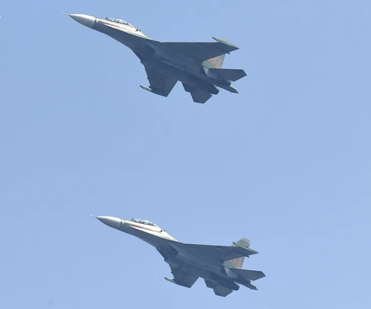 Tiêm kích Su-30MK2 trình diễn thả bẫy mồi nhiệt trên bầu trời Hà Nội - Ảnh 9. Tiêm kích Su-30MK2 trình diễn thả bẫy mồi nhiệt trên bầu trời Hà Nội - Ảnh 9.