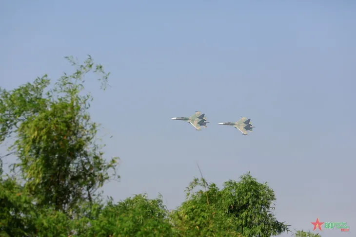 Tiêm kích Su-30MK2 trình diễn thả bẫy mồi nhiệt trên bầu trời Hà Nội - Ảnh 10. Tiêm kích Su-30MK2 trình diễn thả bẫy mồi nhiệt trên bầu trời Hà Nội - Ảnh 10.