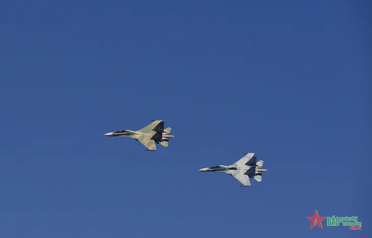 Tiêm kích Su-30MK2 trình diễn thả bẫy mồi nhiệt trên bầu trời Hà Nội - Ảnh 13.
