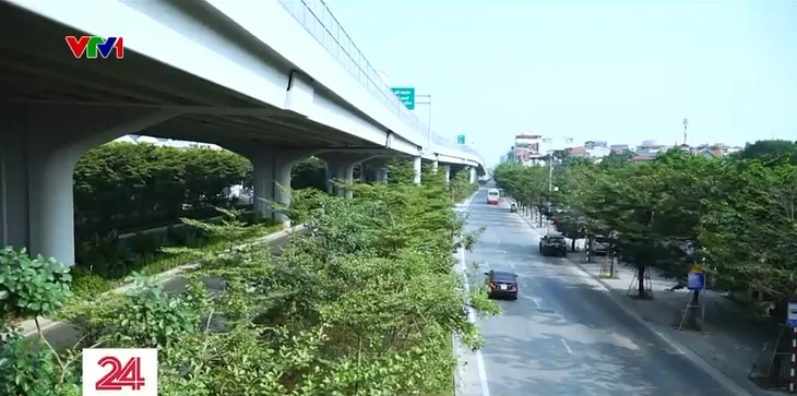 Vẻ đẹp tiết trời mùa Thu Hà Nội trên những con đường - Ảnh 4. Vẻ đẹp tiết trời mùa Thu Hà Nội trên những con đường - Ảnh 4.