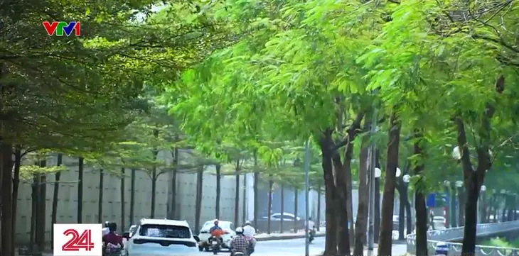 Vẻ đẹp tiết trời mùa Thu Hà Nội trên những con đường - Ảnh 2. Vẻ đẹp tiết trời mùa Thu Hà Nội trên những con đường - Ảnh 2.