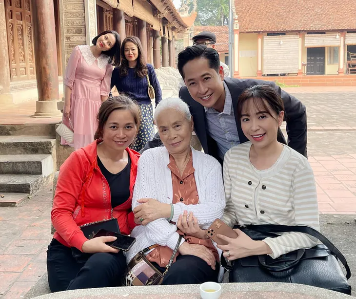 Phim trường tuần qua: Nhan Phúc Vinh và Quỳnh Kool checkin cùng khách sạn - Ảnh 5. Phim trường tuần qua: Nhan Phúc Vinh và Quỳnh Kool checkin cùng khách sạn - Ảnh 5.