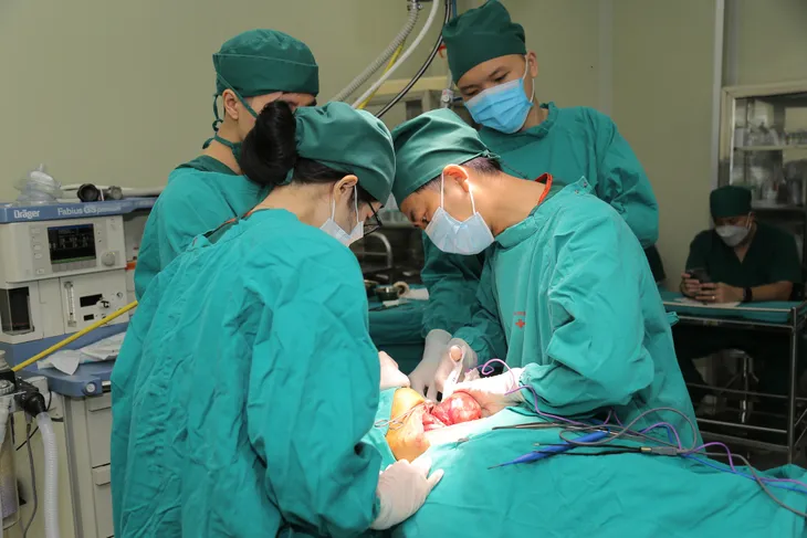 Bóc khối u khổng lồ chèn ép đường thở bệnh nhân cao tuổi - Ảnh 1. Bóc khối u khổng lồ chèn ép đường thở bệnh nhân cao tuổi - Ảnh 1.