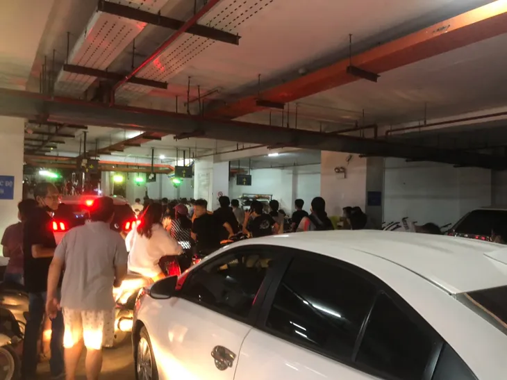 Vỡ cống thoát nước, cả chung cư trắng đêm di dời xe - Ảnh 2. Vỡ cống thoát nước, cả chung cư trắng đêm di dời xe - Ảnh 2.