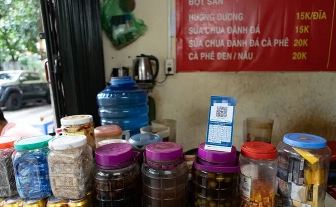 Uống nước vỉa hè thanh toán bằng QR - Ảnh 1. Uống nước vỉa hè thanh toán bằng QR - Ảnh 1.