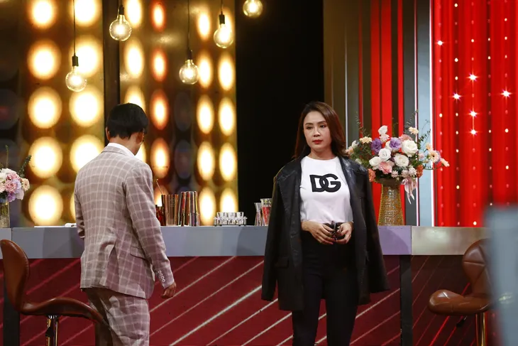 Cuộc hẹn cuối tuần: Hồng Diễm uống 6 ly rượu, bật mí bí quyết diễn vai bất hạnh - Ảnh 2. Cuộc hẹn cuối tuần: Hồng Diễm uống 6 ly rượu, bật mí bí quyết diễn vai bất hạnh - Ảnh 2.