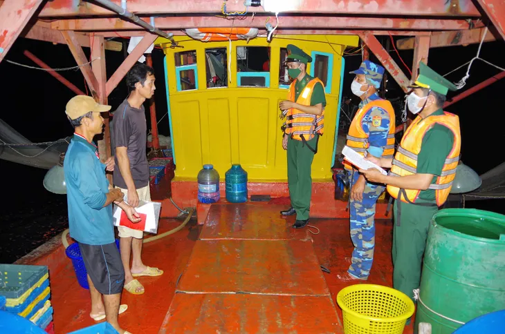 Phát hiện nhiều tàu đánh cá hoạt động vi phạm trên biển - Ảnh 1. Phát hiện nhiều tàu đánh cá hoạt động vi phạm trên biển - Ảnh 1.