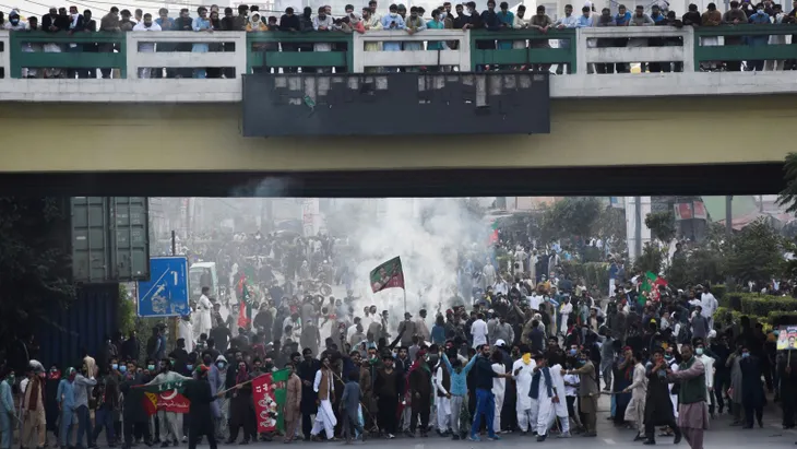 Cựu Thủ tướng Pakistan Imran Khan cho biết ông đã bị hai tay súng bắn bốn phát - Ảnh 2. Cựu Thủ tướng Pakistan Imran Khan cho biết ông đã bị hai tay súng bắn bốn phát - Ảnh 2.
