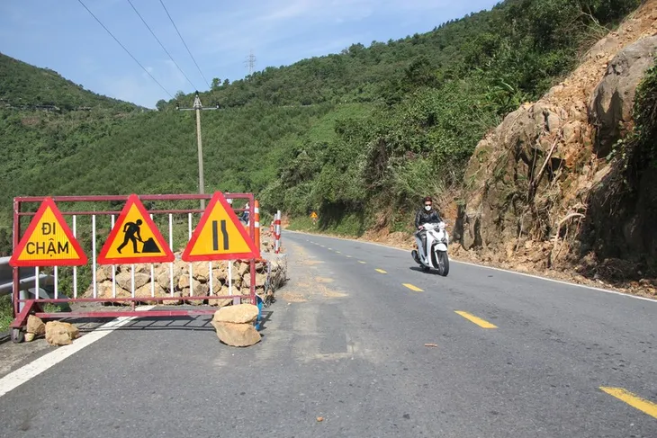 Nhiều điểm sạt lở nặng trên đèo Hải Vân chưa được khắc phục - Ảnh 3. Nhiều điểm sạt lở nặng trên đèo Hải Vân chưa được khắc phục - Ảnh 3.