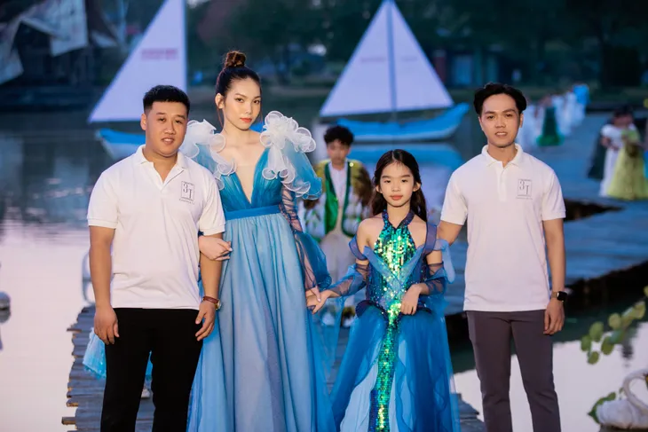 Con gái Xuân Lan trình diễn trên cây cầu gỗ 100m - Ảnh 13. Con gái Xuân Lan trình diễn trên cây cầu gỗ 100m - Ảnh 13.