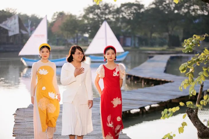 Con gái Xuân Lan trình diễn trên cây cầu gỗ 100m - Ảnh 12. Con gái Xuân Lan trình diễn trên cây cầu gỗ 100m - Ảnh 12.