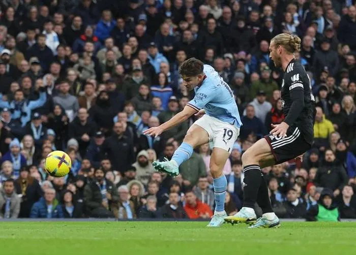 Vòng 15 Ngoại hạng Anh: Man City thắng kịch tính, Leicester City hồi sinh mạnh mẽ - Ảnh 1. Vòng 15 Ngoại hạng Anh: Man City thắng kịch tính, Leicester City hồi sinh mạnh mẽ - Ảnh 1.